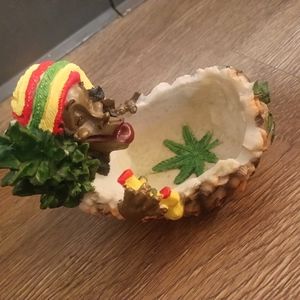 Bob Marley's ashtray n 2 rolling trays